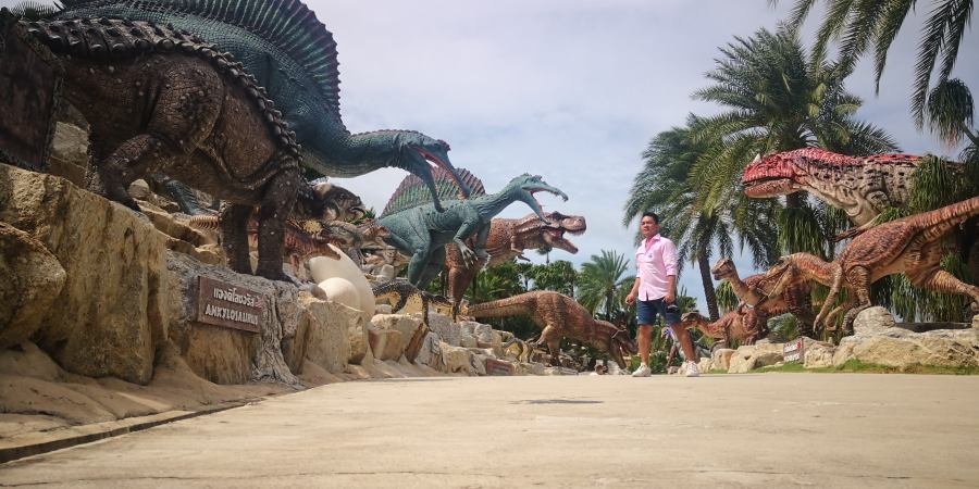 Travelling Teachers : Exploring the World, Inspiring Minds