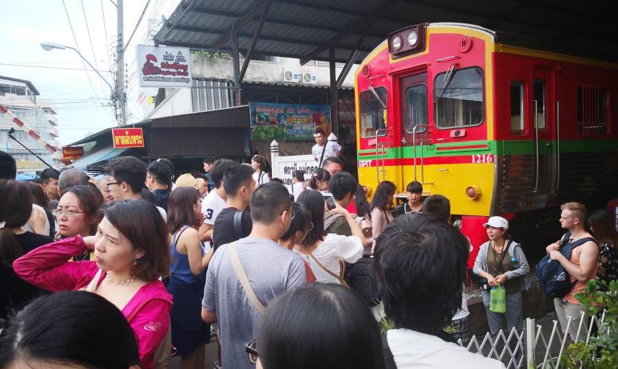 [ Maeklong Railway Market, Samut Songkhram, Thailand ]