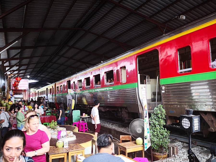 [ Maeklong Railway Market, Samut Songkhram, Thailand ]