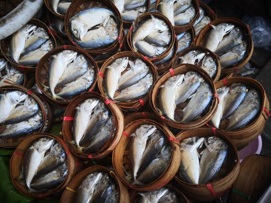 [ Maeklong Railway Market, Samut Songkhram, Thailand ]