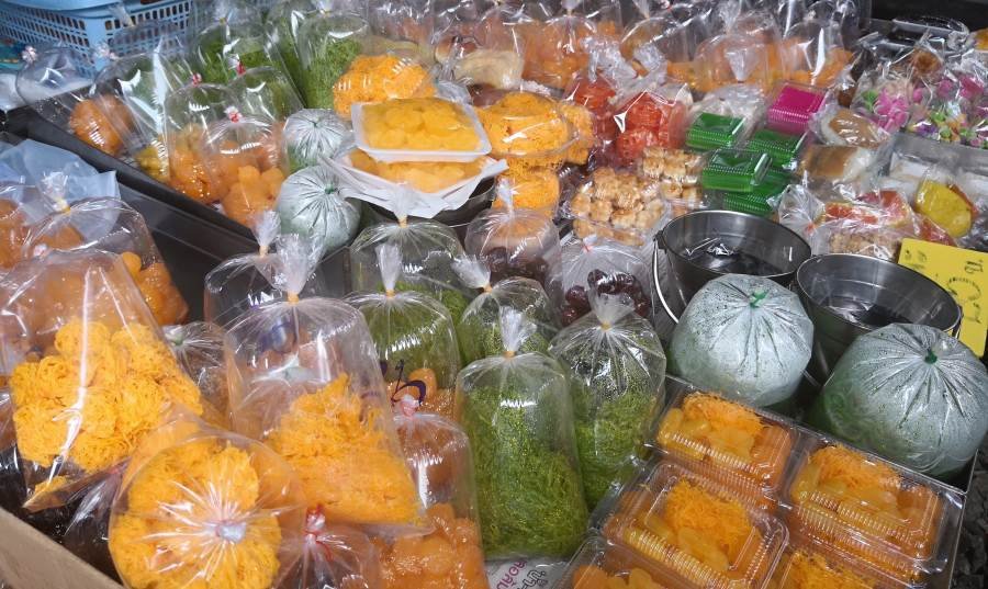 [ Maeklong Railway Market, Samut Songkhram, Thailand ]