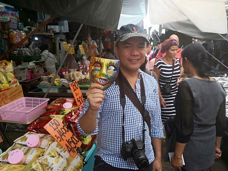 [ Maeklong Railway Market, Samut Songkhram, Thailand ]