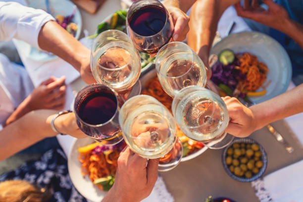 Dining Etiquette : Waiting for Everyone to Be Served Before Eating