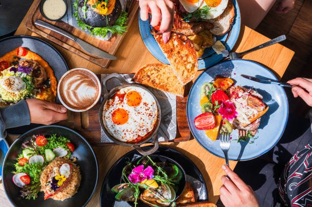 Dining Etiquette : Waiting for Everyone to Be Served Before Eating