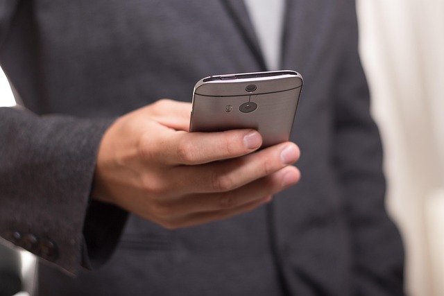 Phone Call Etiquette: When to Message First vs. Call Directly